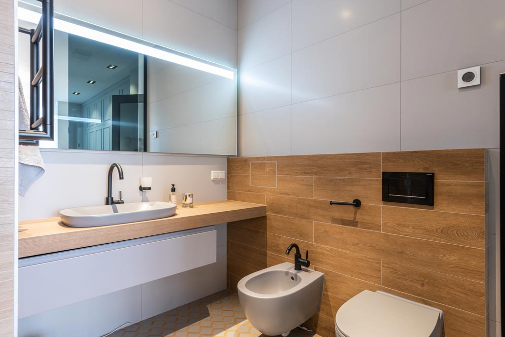 White and beige tiles modern bathroom